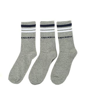 Pack de 3 calcetines deportivos.
Corte caña alta.
Confeccionados en hilo de alta calidad, que garantizan gran comodidad y duración.
Puño elástico.
Tejido elástico y traspirable.
Detalle de la marca en un lateral.

Composición:  80% Algodón, 18% Poliéster, 2% Elastano

Lavar a mano.
- No usar lejía.
- No usar secadora.
- No planchar.
- No lavar en seco.