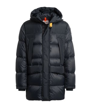 Deze stijlvolle gewatteerde jas biedt niet alleen warmte, maar ook maximale functionaliteit voor koude dagen. Het dijbeenlengte model en de warme voering houden je zelfs bij ijzige temperaturen behaaglijk. De tweewegritssluiting en de stormflap met drukknopen bieden optimale bescherming tegen wind en kou. De capuchon met trekkoord kan individueel worden versteld, terwijl vier buitenzakken met verborgen ritsen voor veel opbergruimte zorgen. Twee extra binnenzakken bieden ruimte voor waardevolle spullen. Binnenmanchetten aan de uiteinden van de mouwen houden de warmte binnen, terwijl een verstelbare zoom zorgt voor een perfecte pasvorm. Winddicht en waterafstotend, dit jack is je ideale metgezel voor wisselvallig weer. De labelpatch op de mouw rondt het moderne ontwerp af.