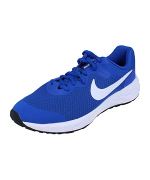 Die Nike Revolution 6 NN (GS) Royalblauen Sneaker bieten jungen Füßen den ganzen Tag über Komfort und Halt. Hergestellt aus strapazierfähigem Synthetikmaterial mit einer zuverlässigen Gummisohle, bieten diese Sneaker hervorragenden Halt und lange Haltbarkeit. Der Schnürverschluss sorgt für einen sicheren und verstellbaren Sitz und garantiert Stabilität bei allen Aktivitäten. Mit dem ikonischen Nike-Swoosh auf beiden Seiten und dem erkennbaren Nike-Logo auf der Zunge vereinen diese Sneaker sportlichen Style mit Alltagstauglichkeit. Hergestellt in Indonesien, überzeugen sie durch hochwertige Verarbeitung und leuchtende Royalblau- und Weißtöne, die auffallen. Ideal für Schule, Sport oder Freizeit - diese Sneaker sind eine vielseitige Wahl für aktive Jugendliche. 100 % Textil