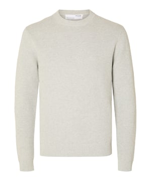 Tauchen Sie ein in den urbanen Stil mit dem Strickpulli für Herren von Selected Homme - ein unverzichtbares Stück für Ihre Alltagsgarderobe. Mit seinem klassischen Rundhalsausschnitt und dem leichten Material ist dieser Strickpulli perfekt für den Alltag. Die langärmelige Konstruktion bietet Wärme und Vielseitigkeit, während die strapazierfähigen Materialien für Langlebigkeit sorgen. Die Rippbündchen an Ärmeln und Saum verleihen dem Strickpullover einen sportlichen Touch und sorgen für einen angenehmen Tragekomfort. Trotz seines schlichten Designs ist dieser Strickpullover ein vielseitiges Basic, das sich gut mit anderen Kleidungsstücken kombinieren lässt. Genießen Sie den ganztägigen Komfort und die Bewegungsfreiheit dieses Strickpullovers, der perfekt zu Ihrem aktiven Lebensstil passt. Ob beim Sport oder in der Freizeit, dieser Strickpulli ist der ideale Begleiter für jede Gelegenheit. Mit Selected Homme erleben Sie nicht nur Qualität, sondern auch einen Stil, der Ihre Persönlichkeit unterstreicht. Gönnen Sie sich den Luxus von Komfort und Eleganz und bereichern Sie Ihre Garderobe mit diesem Strickpullover, in dem Sie sich den ganzen Tag wohlfühlen werden.