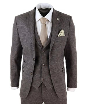 Strak, strak en verfijnd: zie er goed uit met dit premium driedelige pak van bruine tweed. Volg de trends van je Shelby-broer uit de Peaky Blinders-bende met dit retro tweed peaky blinders-pak, gemaakt van een luxe Italiaanse wolmix. Dit pak, compleet met blazer, gilet en broek, zorgt ervoor dat je er altijd verzorgd en verzorgd uitziet, waar je ook gaat, ongeacht de gelegenheid of het evenement. Dit vintage tweedpak, een al lang bestaand mode-icoon uit de 19e eeuw, is een perfecte aanvulling op de garderobe van elke man.