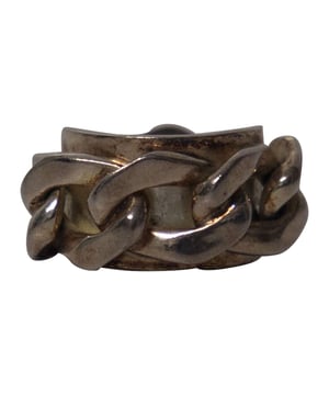 VINTAGE, UVP WIE NEU  
Dieser Ring von Maison Margiela besteht aus Sterlingsilber und hat klobige Kettenglieder mit einem gealterten Effekt. Ein Statement mit einem Design, das sowohl zu eleganten als auch zu lässig schicken Looks getragen werden kann. Dieser Ring von Maison Margiela wird sicher Gesprächsstoff bieten.  

Maison Margiela Klobiger Kettenring aus Silber  
Zustand: Gut  
Tragespuren: Leichte Gebrauchsspuren  
Farbe: Silber  
Material: Metall  
Maße: H 20mm  
Größe: 11  
SKU: 210090