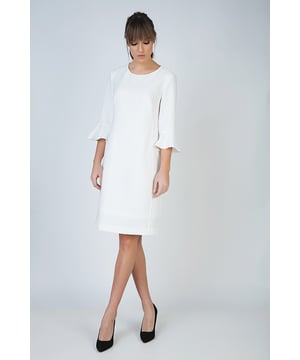 Vestido crudo en tejido de crepé ligeramente elástico. Escote redondo. Mangas ¾ con volante en los puños. Costuras decorativas en la parte delantera. Se cierra en la espalda con cremallera gruesa de plástico color crudo. Totalmente forrado. Sutil silueta de línea A. Nuestro modelo mide 178 cm y usa la talla 36. Medidas de la talla 38 (en cm): Ancho de hombros-38; Busto-46; cintura-46; dobladillo-53; Mangas-44; Longitud del cuerpo-97. La prenda es holgada.