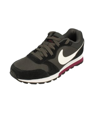 Stap in stijl met deze gestroomlijnde Nike MD Runner 2 zwarte schoenen, exclusief ontworpen voor dames. Deze modieuze sneakers, met precisie vervaardigd in Indonesië, combineren de legendarische kwaliteit van Nike met een eigentijds design dat elke outfit complementeert. 100% textiel