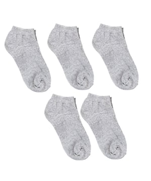 Pack de 5 calcetines tobilleros.
Confeccionados en algodón de primera calidad.
Color gris.
Puño elástico anti presión.
Tejido elástico y traspirable.

Composición:
- 80% Algodón.
- 15% Poliamida.
- 5% Elastano.

Cuidados:
- Lavar a temperatura máx. 40º.
- No usar lejía.
- No usar secadora.
- No planchar.
- No lavar en seco.