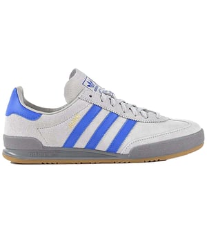 Das ikonische Design der 80er Jahre machte diese Jeans-Turnschuhe zu einem beliebten Kultklassiker. Ausgestattet mit dem ikonischen neuen Look und einem hochwertigen T-Zehe-Overlay, einem Fersenstabilisator, Kunstlederstreifen und einem weichen Wildleder-Obermaterial.