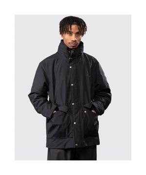Crafted in a cotton blend fabric that's been treated to be weather-resistant, the Winter Mist Jacket is the perfect transitional piece. Designed to protect you from the winter elements, it has a front storm flap with zipper and press buttons, an emergency hood at the internal ribbed collar and a storm cuff with elastic ribbing to keep the cold out. The piece is complete with large two-way entry front pockets, a printed logo at the chest and a silicone badge at the shoulder. Inside the jacket are two zip pockets and a cord at the hem for an adjustable fit.

Regular fit
Two interior pockets, two exterior pockets
Ribbed inner collar
GANT logo embroidery and silicone badge
Material: Shell - Cotton 57%, Polyamide 43%, Lining - Recycled Polyester 100%, Body - Recycled Polyester 100%

&nbsp;
Item No. 7006243