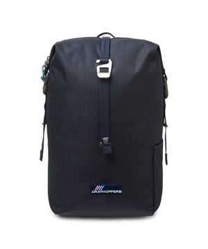 Material: Polyester PU-Beschichtung. Höhe: 45cm. Länge: 26cm. Breite: 13cm. Design: Logo. Stoff-Technologie: SmartDry Eco, Wasserabweisend. Verschluss: Clip-On, Reißverschluss. Verstellbarer Brustgurt, Rückenpaneel, kabinenfreundlich, Café-Gurt, flugtauglich, gepolstertes Fach, gepolsterte Gurte, Rolltop-Verschluss, Tragegriff aus Gurtband. Taschen: 1 RFID-Blockierfach. Fassungsvermögen: 16L. Geeignet für: Laptops, Tablets. Hergestellt aus recycelten Materialien.