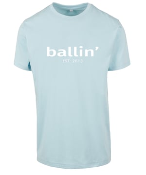 Heren t-shirt van het merk Ballin Est. 2013. Deze shirts van Ballin Est. 2013 zijn gemaakt van 100% biologisch katoen, en hebben Regular fit. Dit is een iets smallere pasvorm. Het zachte katoen zorgt voor een heerlijk draagcomfort.  Modelnaam: Regular Fit ShirtCategorie: heren t-shirtMaterialen: biologisch katoenKleur: lichtblauw