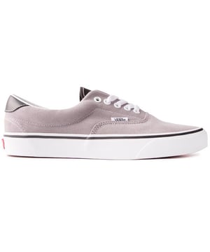 Estas zapatillas grises Vans Era 59 son un verdadero clásico del skate y cuentan con la suela tipo gofre original de Vans. Etiqueta lateral con el logo y aspecto Old Skool. Una actualizada. Diseño atemporal que nunca pasa de moda. Con detalles en contraste en el talón y la lengüeta.