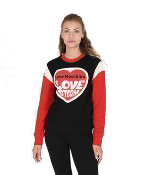 Dames Love Moschino Sweatshirt  
Stijl: W 6 491 01 M 4055 4051 MULTI  
Kleur: Multicolor  
Samenstelling: 100% Katoen  
Inzet: 95% Katoen + 5% Spandex  
Gemaakt in Turkije  
100% KATOEN - BINNENKANT 95% KATOEN   5% SPANDEX