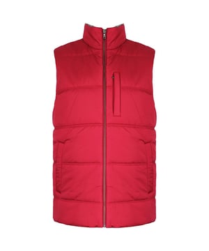 Chaleco rojo de forro polar para hombre Hackett London: una prenda exterior versátil y elegante que ofrece calidez y comodidad con un toque de sofisticación urbana. Este chaleco está diseñado para proporcionar aislamiento sin renunciar a la moda. Estas son las principales características de este excepcional chaleco rojo:

 Tejido polar de alta calidad:  Confeccionado con forro polar de alta calidad, este chaleco proporciona una calidez y un aislamiento excepcionales. El forro polar es conocido por su suavidad y su capacidad para retener el calor, lo que lo hace perfecto para el frío.

 Color rojo vibrante: El chaleco se presenta en un tono rojo vibrante que añade un toque de color a tu atuendo. El rojo es un color atrevido y llamativo, lo que convierte a este chaleco en una prenda llamativa.

 Diseño sin mangas:  Gracias a su diseño sin mangas, este chaleco ofrece libertad de movimiento para los brazos al tiempo que mantiene el calor. Es una opción excelente para llevar encima de jerséis o camisas de manga larga.

 Cierre de cremallera: La parte delantera del chaleco cuenta con un cierre de cremallera integral que permite ponérselo y quitárselo con facilidad. La cremallera suele estar diseñada para ser duradera y práctica.

 Cuello alto:  El cuello alto añade un toque de estilo urbano y ayuda a mantener el cuello caliente y protegido del frío.

 Bolsillos funcionales:  El chaleco suele incluir bolsillos funcionales, como bolsillos con cremallera para las manos o bolsillos interiores, que ofrecen un práctico espacio de almacenamiento para pequeños objetos esenciales o para mantener las manos calientes.

 Marca Hackett London:  Busque la discreta marca Hackett London, que puede incluir un logotipo o emblema, añadiendo un elemento de autenticidad y exclusividad al diseño.