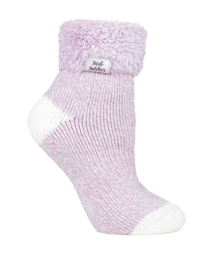 Die gleiche Gemütlichkeit und Wärme wie die Original-Thermosocke Heat Holders, aber in einer kürzeren Knöchellänge. Diese Schlafsocken eignen sich hervorragend als Geschenk, sei es zum Geburtstag oder zu einem anderen Anlass. Es gibt 3 individuell gestaltete Oberteile zur Auswahl, darunter ein geripptes Umschlagbündchen, ein Federumschlagbündchen und eine Federeinfassung. Das Federumschlagbündchen und der Federrand tragen zum Komfort und zur Wärme der Socken bei. Das gerippte Umschlagbündchen verleiht den Socken Stil und einen robusteren Look als die Federn. Unser hochentwickeltes Thermogarn sorgt für eine leistungsstarke Isolierung gegen Kälte und bietet gleichzeitig eine hervorragende Feuchtigkeitsableitung und Weichheit. Unsere innovative Stricktechnologie sorgt für einen einzigartigen, kurzen, geschlungenen Polsterflor, der mehr warme Luft einschließt und die Wärmeleistung erhöht. Unser fachmännisches Bürstverfahren maximiert die Menge an warmer Luft, die in jeder Socke gehalten wird, und sorgt so für eine unglaubliche Gesamtwärme und ganztägigen Komfort. Diese Socken sind in einer 1-Paar-Packung in 6 Farben und Stilen erhältlich. Sie sind in den Größen 4-8 UK / 37-42 EU / 5-9 US erhältlich und bestehen aus einem Gemisch aus Acryl, Polyester, Nylon und Elastan. Sie sind maschinenwaschbar.