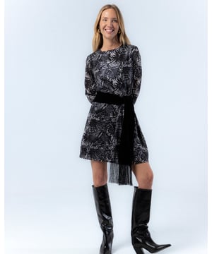 El vestido estampado de lentejuelas Fernanda te envuelve en la magia del invierno. Su estampado de hojas de palmera en blanco y negro con lentejuelas brilla con elegancia, mientras que su diseño favorecedor te asegura un look sofisticado. Ideal para cualquier evento especial.
 
 
 
 Vestido corto con cuello redondo. 
 
 Manga larga. 
 
 Cinturón de terciopelo negro acabado con flecos de seda. 
 
 Cierre espalda con cremallera. 
 
 Tejido bordado con lentejuelas. 
 
 Estampado de hojas blanco y negro.