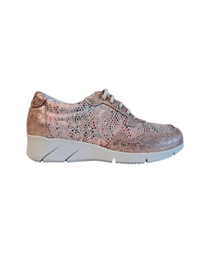 Zapatilla deportiva de mujer con cierre de cordones y ajuste de lengüeta. Cuenta con una cómoda suela con memoria y una planta antideslizante.