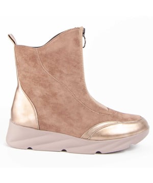 Casual sleehak enkellaars voor dames. Comfortabele pasvorm. Gevoerde binnenzool van natuurlijk leer. Gemaakt door andere merken voor ons merk. Afmetingen: 4 cm sleehak, 2 cm plateau, 14 cm hoog en 12 cm breed.