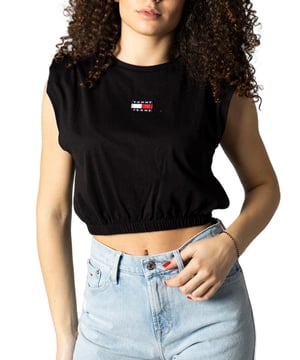 Tommy Jeans Damen Crop Top mit elastischem Badge in Schwarz aus Baumwolle. Authentische Bekleidung der Marke Tommy Jeans - Streetwear/Sportswear-Design von Tommy Jeans - Tommy Jeans für Frauen, perfekt für den Alltag - Das schwarze Tommy Jeans Top lässt sich hervorragend mit dem Rest Ihrer Garderobe kombinieren - Bequemer Baumwollstoff - klassisch - cropped elastisches Badge-Top -