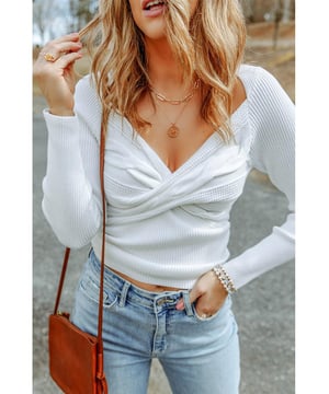 Kabelgebreide V-hals Sweater  
  Stijlvol en comfortabel  
  Kwaliteitsmaterialen  
  V-hals met kabelgebreide details  
  Veelzijdig en modieus  
  Flatterende pasvorm  
  Geschikt voor zowel casual als formele gelegenheden  
  Onmisbare aanvulling voor elke garderobe