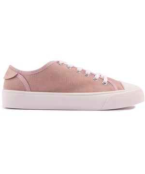 Omarm mode met een geweten en bewandel de veganistische weg in deze Vegan Olive Pump plimsolls van V.GAN. De klassieke. casual streetwear-sneaker is door PETA goedgekeurd en is gemaakt van gerecycled materiaal. duurzame en ethisch geproduceerde materialen. afgewerkt met het mooie V.GAN-logo en zilverkleurige metalen oogjes. Dit is ethisch. veganistische mode op zijn best.