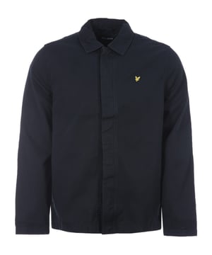 Lyle & Scott gewassen, marineblauw overshirtjack. Lyle & Scott marineblauw jack. 100% katoen, gewassen overshirtjack. Kraaghals, marineblauw, lange mouw. Knoopsluiting, logo op de borst. Stijl: LW1701V_Z271