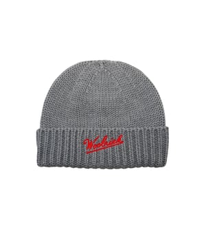Entdecken Sie zeitlosen Stil und kuscheligen Komfort mit dieser Strickmütze. Die umgeschlagene Krempe in Rippstrickoptik verleiht der Mütze eine klassische und elegante Note. Ein kontrastierendes, aufgesticktes Logo setzt einen stilvollen Akzent und macht das Design besonders. Hergestellt aus weichen, hochwertigen Materialien, bietet die Mütze angenehme Wärme und optimalen Tragekomfort. Die vielseitige Passform macht sie zum idealen Begleiter für kalte Tage. Perfekt kombinierbar mit verschiedenen Outfits, verleiht sie jedem Look eine moderne, sportive Note. Die sorgfältige Verarbeitung garantiert Langlebigkeit und Beständigkeit. Diese Strickmütze ist ein Must-Have für modebewusste Menschen, die Wert auf Qualität und Design legen. Setzen Sie ein modisches Statement und genießen Sie den perfekten Mix aus Funktionalität und Stil. Ein Accessoire, das in keiner Wintergarderobe fehlen sollte.