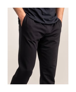 Homewear Jogginghose für Herren von der Marke ARMANI EXCHANGE.
Elastischer Bund mit Zugband, angenehm weiches Sweat-Material, hochwertige Qualität.