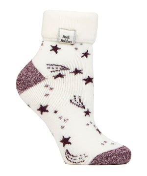 Sind Sie auf der Suche nach einem kuscheligen Touch für Ihre Auszeit zu Hause? Hier sind unsere Ladies Lite Lounge Socks mit einem entzückenden Turnover Top - der kleine Luxus, von dem Sie gar nicht wussten, dass Sie ihn brauchen!Diese Thermosocken sind aus unserer Lounge Collection hervorgegangen und wurden speziell für alle entwickelt, die ihr Zuhause lieben. Inspiriert durch den beruhigenden Hygge-Lifestyle mit Elementen der skandinavischen Tradition, sind diese Socken Ihre Eintrittskarte zum Entspannen, Beleben und einfach zum Relaxen in Ihrem speziellen Raum zu Hause. Kein Grund zur Sorge! Diese Socken sorgen mit ihren rutschfesten Grippern an jeder Sohle dafür, dass Sie nicht ausrutschen. Diese süßen Socken bieten Ihnen die beliebte Wärme unserer beliebten Lite Heat Holders Pantoffelsocken in einem modischen und praktischen knöchellangen Design.Aber es geht nicht nur um die Socken. Diese Schmuckstücke werden stilvoll mit einer Schleife und einem leeren Etikett verpackt und sind bereit für Ihre persönliche Botschaft. Ob zu Weihnachten, zum Geburtstag oder zum Tag des Denkens an dich, diese Socken sind ein ideales Geschenk.Die Lounge Socks haben die Einheitsgröße Damen 4-8 UK und bestehen aus 94% Acryl, 5% Polyester und 1% Elastan. Sie sind in 4 Farbvarianten erhältlich: Silver Dots, Cabernet Dots, Navy/Gold Star und Ivory/Cabernet Stars. Sie sind maschinenwaschbar.