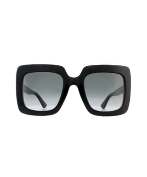 Gucci Zonnebril GG0328S 001 Zwart Grijs Gradiënt zijn een oversized vierkante ontwerp gemaakt van lichtgewicht acetaat. Slanke tempels bevatten het iconische in elkaar grijpende GG-logo in metaal.