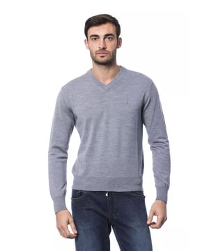 Suéter gris de lana merina  
Cuello redondo bordado  
Hecho de lana merina de calidad  
Elegante y cómodo  
Perfecto para hombres  
Material: 100% lana merina
