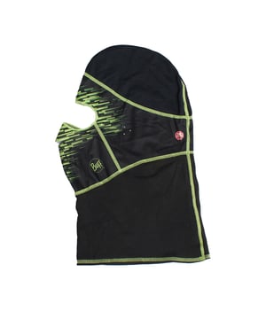Pasamontañas Buff.

Diseñado para ofrecer protección total contra el frío con un estilo moderno y funcional.

Características principales:

- Confeccionado en poliéster ligero y elástico.
- Diseño ergonómico que cubre cabeza, cuello y parte del rostro.
- Con perforaciones en la zona de la nariz para facilitar la respiración.
- Unisex- Costuras planas para evitar rozaduras.
- Interior con forro afelpado.
- Tejido transpirable.
- Ofrece un nivel de protección solar de 50 UPF.
- Talla única.
- Diseñado para adultos y adolescentes.
- Ideal para deportes como ciclismo, running, senderismo o motociclismo.
- Logotipo Buff que garantiza calidad y autenticidad.

Un accesorio práctico y funcional, diseñado para quienes buscan rendimiento y comodidad en sus actividades al aire libre.
 Medidas: 26.5 X 46 cm
 Composición: 96% Poliéster, 4% Elastano
 Cuidados:
- Lavar a máquina máx. a 40ºC.
- Evitar el uso de suavizantes.
- No usar lejía.
- No usar secadora.
- No planchar.
