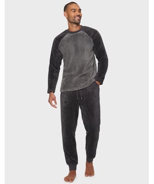 Keep warm and cosy this season with this soft touch borg loungewear set from Threadbare. The set includes a crew neck long sleeve top with contrasting raglan sleeves and cuffed long bottoms with elasticated waistband and drawstring for extra comfort.