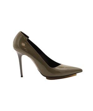 VINTAGE, NEUPREIS WIE NEU  
Diese Balenciaga Pumps verleihen den Eindruck längerer Beine durch das spitze Design. Sie sind mit hohen Stiletto-Absätzen ausgestattet. Sie bestehen aus Lackleder für einen glänzenden Effekt. Stylen Sie Ihre Pumps mit maßgeschneiderter Jeans oder einem kleinen Schwarzen für einen atemberaubenden Look.  

Balenciaga Pumps mit spitzem Zehenbereich aus grauem Lackleder  
Zustand: Sehr gut, kommt mit Schuhbox  
Gebrauchsspuren: Leichte Abnutzung an den Sohlen  
Material: Lackleder  
Größe: EU39/US9  
SKU: 218280