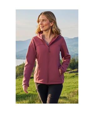 Materiaal: Elastaan, Polyester. Stof: Softshell. Ontwerp: Logo, eenvoudig. Stoftechnologie: Ademend, DWR Finish, Waterbestendig, Windbestendig. Manchet: Verstelbaar, met treksluiting. Kinbeschermer. Halslijn: Kapitein. Mouwtype: Met lange mouwen. Stijl achterkant: Gespreide achterkant. Kap Kenmerken: Aannaaien, Knevelversteller. Zakken: 2 Zijzakken, Rits. Bevestiging: Volledige ritssluiting. 4 UK: 32 in. 6 VK: 33 in. 8 VK: 34 in. 10 VK: 35 in. 12 VK: 37 in. 14 VK: 39 in. 20 VK: 47 in. 22 VK: 50 in. 24 VK: 52 in. 18 VK: 44 in. 16 VK: 41 in.