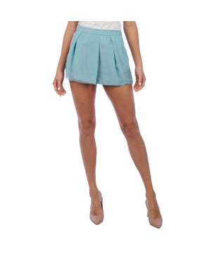 Shorts de corte amplio con un diseño sofisticado y femenino, ideales para climas cálidos y para añadir un toque de elegancia a cualquier look veraniego. 

Confeccionados en un tejido ligero y fluido, estos shorts ofrecen una caída suave y un movimiento natural que garantizan comodidad y frescura. 

La cintura alta estiliza la figura, mientras que los pliegues delanteros crean un efecto visual similar a una falda, aportando un aire refinado y moderno. 

Incluyen dos bolsillos laterales que añaden funcionalidad sin comprometer el estilo. 

Perfectos para combinar con blusas elegantes o camisetas más informales, estos shorts se adaptan fácilmente a diversas ocasiones, desde salidas casuales hasta eventos informales, manteniendo siempre un estilo chic y fresco.
 Composición: 100% Seda; Forro: 100% Poliéster
 Cuidados:
- Lavar a mano o en máquina en ciclo suave.
- Evitar la secadora.
- Planchar a baja temperatura.