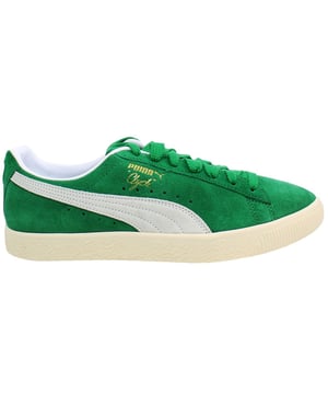 Puma Clyde OG Zapatillas para Hombre, un clásico atemporal que rinde homenaje a la leyenda del baloncesto Walt 'Clyde' Frazier. Originalmente lanzadas en la década de 1970, estas zapatillas han sido reinventadas para los entusiastas modernos del calzado deportivo, manteniendo su encanto retro y estilo inigualable.

Características Clave:

 Diseño Vintage: Las zapatillas Puma Clyde OG presentan un diseño inspirado en lo vintage, con líneas limpias y detalles minimalistas, capturando la esencia de la moda del baloncesto de los años 70. Abraza las vibras retro con una silueta que resiste la prueba del tiempo.

 Materiales Premium: Fabricadas con materiales de gamuza y cuero de alta calidad, estas zapatillas ofrecen durabilidad, comodidad y una sensación lujosa. Experimenta una calidad superior y un proceso de fabricación excepcional con cada paso que des.

 Silueta de Perfil Bajo: La silueta de perfil bajo de las zapatillas Puma Clyde OG proporciona un look elegante y aerodinámico que se combina perfectamente con atuendos casuales y deportivos. Disfruta de un estilo effortless que nunca pasa de moda.

 Cuello Acolchado: Diseñadas para el confort, estas zapatillas cuentan con un cuello acolchado que proporciona amortiguación y soporte alrededor del tobillo. Disfruta de la comodidad durante todo el día con un ajuste ceñido y confortable.

Pisa la historia del calzado deportivo con las Zapatillas Puma Clyde OG para Hombre. Combinando estética retro con comodidad moderna, estas zapatillas son un complemento imprescindible para cualquier colección de sneakers.