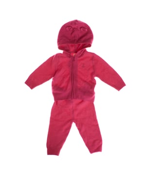 Este adorable conjunto infantil, confeccionado en un punto suave, garantiza comodidad y calidez. 

La sudadera incluye una capucha con orejas, añadiendo un toque divertido y encantador, además de un práctico cierre de cremallera. 

El detalle bordado del osito de peluche Brannan aporta un toque especial y tierno. 

El conjunto se completa con un pantalón de chándal que cuenta con cintura elástica y acabados en canalé, proporcionando un ajuste cómodo y seguro para el día a día de los más pequeños. 

Perfecto para mantener a tu bebé abrigado y cómodo con estilo.
 Composición: Sudadera: 53% Algodón, 24% Nylon, 23% Acrílico; Pantalón: 53% Algodón, 24% Nylon, 23% Acrílico
 Cuidados:
- Lavar a máquina en agua fría  y ciclo delicado.
- Usar detergentes suaves.
- Usar secadora a baja temperatura.
- No planchar.
- No lavar en seco.