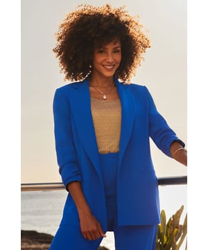 Prepare to turn heads
Cut for an on-trend relaxed fit
Outfit-elevating ruched sleeve detail
Flattering single-breasted fastening
Style with the matching trousers for maximum impact
Add a white top to make the cobalt really pop
