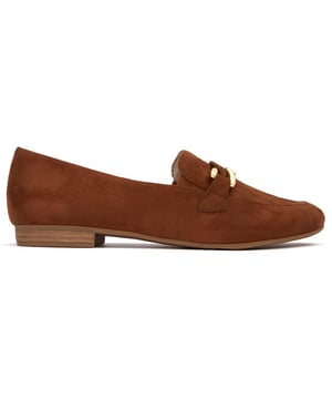 Da un paso adelante con estilo y lujo con los mocasines Jana Saddle. Estos zapatos marrones inspirados en mocasines, con apariencia de gamuza suave, aportan sofisticación a tu atuendo con costuras sutiles y refinadas, un detalle de montura dorada y una plantilla cómoda para usar durante todo el día. Un básico clásico que nunca deja de impresionar.