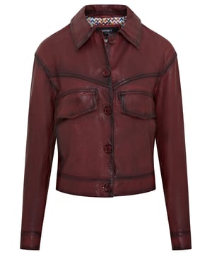 Deze Infinity Women's Harrington Biker Leather Jacket is een stijlvolle en veelzijdige toevoeging aan je garderobe. Gemaakt van hoogwaardig leer, biedt het een klassiek Harrington-silhouet met een vleugje biker-edge. Belangrijkste kenmerken: Zacht leer: zorgt voor comfort en duurzaamheid. Harrington-stijl: heeft een kraag, knoopsluiting en schuine zakken. Biker Edge: de licht cropped pasvorm en subtiele details geven het een moderne twist. Veelzijdig: kan formeel of informeel worden gekleed voor verschillende gelegenheden. Stijlvol en tijdloos: het klassieke ontwerp en hoogwaardige leer maken het een tijdloos investeringsstuk. Zakken: heeft 2 klepzakken aan de voorkant en 2 schuine zijzakken met drukknoopsluitingen en 1 binnenzak. Deze jas is perfect voor degenen die een stijlvolle en functionele leren jas willen die het hele jaar door gedragen kan worden.