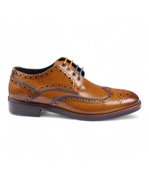 Mejora tu estilo formal con los zapatos brogue de cuero marrón para hombre Simon de Justin Reess. Estos brogues clásicos cuentan con perforaciones decorativas y detalles intrincados a lo largo de la parte superior, lo que agrega un toque refinado a cualquier atuendo. Fabricados con cuero de primera calidad, ofrecen durabilidad y comodidad para usar durante todo el día. El cierre con cordones garantiza un ajuste seguro y personalizable, perfecto para reuniones de negocios, bodas y otras ocasiones formales. Estos zapatos versátiles son una adición imprescindible a tu guardarropa y complementan a la perfección cualquier conjunto formal. Diseño brogue clásico con perforaciones decorativas Construcción de cuero de alta calidad para mayor durabilidad y estilo Cierre con cordones para un ajuste seguro y ajustable Prenda formal versátil adecuada para varias ocasiones