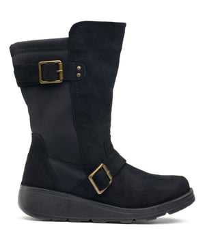 Entra en las estaciones más frías con comodidad y estilo con las botas Solesister Mace Wide Fit. Estas botas de largo medio tienen una parte superior con apariencia de gamuza negra, una suela de cuña duradera y un diseño más ancho para una comodidad ceñida. La parte posterior elástica permite un ajuste fácil, mientras que la punta redonda y los adornos de metal dorado agregan sofisticación y un aspecto moderno. Perfectas para paseos por la ciudad o para un día al aire libre, estas botas son imprescindibles.