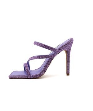 Kleur: Lavendel Specificaties: Elegante pantoffels verfraaid met strassteentjes met drie dunne bandjes die zich om de voet wikkelen en naaldhak van 10,5 cm. Voor een sprankelende look die je niet onopgemerkt zal laten. Hakhoogte: 10,5 cm Zooltype: Kunststof zool met antislip