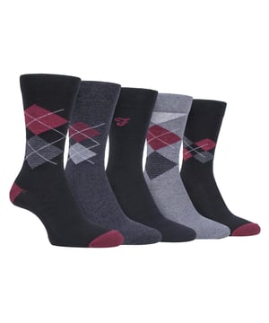 Pack de 5 calcetines Farah con dibujo clásico Un par de calcetines elegantes es esencial para completar cualquier conjunto formal. Estos calcetines de vestir Farah pueden hacer el truco con sus patrones clásicos y ajuste cómodo. Estos calcetines clásicos son ideales para cualquier situación con su mezcla de diseños y colores, siendo fáciles de combinar con cualquier atuendo que lleves. Estos calcetines están fabricados con un 47% de algodón, lo que los hace muy suaves y cómodos de llevar. El algodón también ayuda a regular la temperatura, asegurando que los pies estén frescos en verano y calientes en invierno. Estos calcetines también tienen una parte superior Gentle Grip que se amolda cuidadosamente al contorno natural de la pierna. Esta suave parte superior mantiene los calcetines en su sitio sin la constricción habitual de los puños normales, lo que los hace más cómodos durante largos periodos de uso. Estos calcetines están disponibles en las tallas 6-11 del Reino Unido y se venden en paquetes de 5 pares. Hay muchos modelos y colores disponibles. Detalles adicionales del producto - 5 pares - 6-11 UK - Marca Farah - Gentle Grip parte superior suave - Muchos estilos / colores - Algodón suave - Transpirable - 47% Algodón 45% Poliéster 7% Nylon 1% Elastano