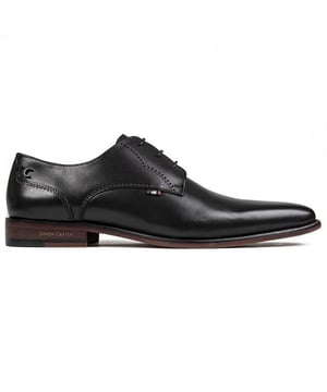 Zapato derby negro con cordones Simon Carter Basset para hombre con parte superior de cuero suave y detalle clásico cosido a mano. Marca del talón cortada con láser. lengua en relieve. y lengüeta tejida a rayas en el empeine. Estos zapatos formales de primera calidad tienen un forro de cuero. y suela sintética con la marca grabada en color marrón oscuro.