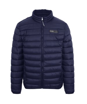 !Experimenta versatilidad y estilo con la chaqueta azul acolchada Plein Sport! Esta chaqueta presenta un dise�o solido. Mantente comodo y elegante con el logotipo llamativo y los detalles acolchados. Perfecto para cualquier persona a la moda. Bolsillos con cierre de cremallera, relleno y material: 100% nailon Chaqueta acolchada azul, cierre de cremallera Estilo: UPPS103P 80
