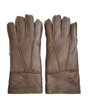 Experimente una calidez lujosa y una elegancia atemporal con los guantes de piel de oveja supersuaves unisex de Infinity. Fabricados con piel de oveja de primera calidad, estos guantes brindan una suavidad y comodidad inigualables, envolviendo sus manos en una calidez acogedora. Los detalles de puntadas refinadas agregan un toque sutil de sofisticación, lo que los convierte en un accesorio versátil para cualquier ocasión. Disponibles en una gama de colores clásicos, estos guantes complementan a la perfección su guardarropa y realzan su estilo. Con múltiples tamaños para elegir, encontrará el ajuste perfecto para máxima comodidad y flexibilidad. Combinando la artesanía tradicional con la funcionalidad moderna, los guantes de piel de oveja supersuaves unisex de Infinity garantizan tanto protección como estilo, para que pueda salir con confianza, sabiendo que está usando los guantes de la mejor calidad. Tamaño y ajuste Estos guantes pueden sentirse ajustados al principio, pero con unas pocas horas de uso, la piel de cordero se estirará naturalmente y se adaptará a su ajuste único.