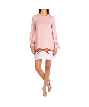 Emporio Armani-Kleid.
 Rosa Aufdruck
 Ein fließendes Kleidungsstück, das eleganten Komfort vermittelt.
 Klassisches Kleid mit Rundhalsausschnitt.
 Verdeckter Reißverschluss auf der Rückseite.
 Zwei offene Taschen an der Seite.
 Innenfutter.
 Nähte im Ton sichtbar.

 Zusammensetzung: 100 % Seide; Futter: 100 % Polyester.

 -Benutzen Sie keine Waschmaschine.
 -Verwenden Sie keinen Trockner.
 -Benutzen Sie keine Bleiche.
 -Bügeltemperatur max. 110º.
 Komposition: 100 % Seide; Futter: 100 % Polyester.
 Pflege:
-Benutzen Sie keine Waschmaschine.
 -Verwenden Sie keinen Trockner.
 -Verwendet kein Bleichmittel.
 - Maximale Bügeltemperatur 110 °C.