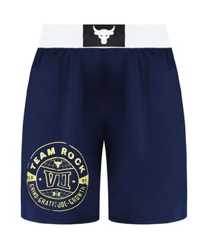 Die Under Armour Project Rock Herren-Boxshorts in Marineblau/Weiß sind eine stylische und funktionale Wahl für Box- und Sportbekleidung für Männer und passen perfekt zu Dwayne „The Rock“ Johnsons Project Rock-Linie. Hier eine Beschreibung der wichtigsten Merkmale: Marineblau-weißes Design: Diese Boxshorts zeichnen sich durch eine kräftige Farbkombination aus Marineblau und Weiß aus und sorgen für einen dynamischen und sportlichen Look, der perfekt zur Marke Project Rock passt. Project Rock-Kollaboration: Diese Shorts sind Teil der Zusammenarbeit von Under Armour mit Dwayne „The Rock“ Johnsons Project Rock-Linie und spiegeln die Werte von harter Arbeit, Entschlossenheit und Hingabe wider. Funktionsmaterial: Die Shorts bestehen typischerweise aus leistungsorientiertem Material, das für seine feuchtigkeitsableitenden Eigenschaften bekannt ist und Sie auch bei intensiven Trainingseinheiten trocken und komfortabel hält. Elastischer Bund mit Kordelzug: Boxshorts verfügen oft über einen elastischen Bund mit verstellbarem Kordelzug, der einen sicheren und individuellen Sitz an Ihrer Taille gewährleistet. Atmungsaktives Material: Die Shorts bestehen aus atmungsaktiven Materialien, die für eine optimale Luftzirkulation sorgen und Sie beim Boxen kühl und komfortabel halten. Geräumige und flexible Passform: Boxshorts bieten typischerweise eine geräumige und flexible Passform und ermöglichen so Bewegungsfreiheit bei hochintensiven Aktivitäten wie Boxen. Gesticktes oder gedrucktes Branding: Diese Shorts können gestickte oder gedruckte Project Rock- und Under Armour-Brandings enthalten, die die Zusammenarbeit und Qualität symbolisieren. Seitenschlitze: Viele Boxshorts haben Seitenschlitze, die Bewegungsfreiheit ermöglichen und Ihnen ermöglichen, Ihre Boxtechniken agil auszuführen.