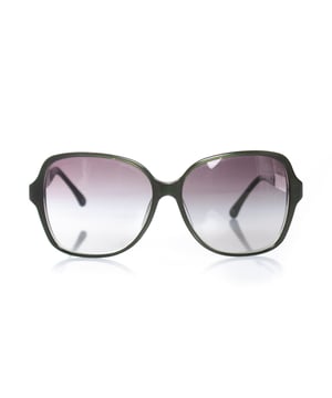 VINTAGE, UVP WIE NEU  
Chanel, grüne quadratische Sonnenbrille mit verspiegelten Bügeln, der Artikel ist in gutem Zustand. Die Gläser und das Gestell haben sehr leichte Kratzer. Wird mit Etui und Reinigungstuch geliefert.  
• ZUSTAND: gut  

• CODE: 5168  

• MAßE: Höhe Glas 5,5 cm, Breite Glas 6 cm, Breite Gestell 14 cm  

• MATERIAL: Kunststoff  

• FARBE: grün, silber  