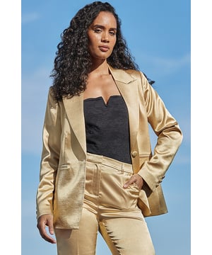 It's your time to shine
Spun from lustrous satin fabric
Classic blazer cut
Flattering single-breasted fastening
Add the matching trousers for maximum impact
Slip a simple cami underneath